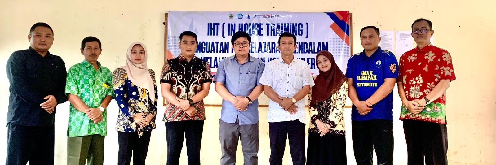 Bapak/Ibu Guru bersama Bapak Anton dari YKC dalam pelatihan TI
